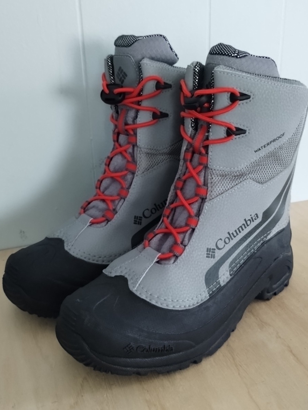 7M/8.5W Columbia Waterproof Gray & Red Winter Boots